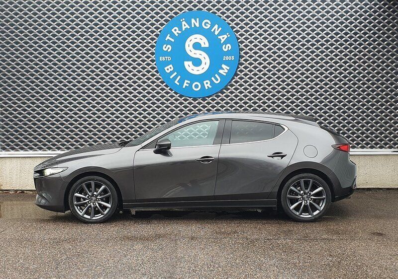Grå (gråmetallic) Begagnad 2022 Mazda 3 Cosmo Halvkombi | 289 000 kr (Marknadspris) - Bild 1/4