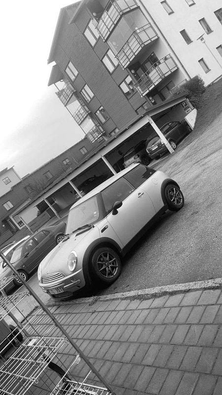 Grå Begagnad 2003 Mini Cooper Pepper Halvkombi | 25 000 kr (Bra pris) - Bild 1/4