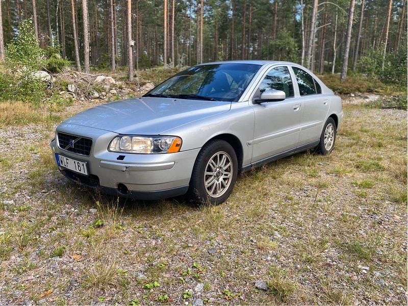 Grå Begagnad 2005 Volvo S60 Business Edition Sedan | 10 000 kr (Lite dyr) - Bild 1/4