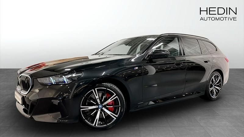 Svart (black) Begagnad 2025 BMW i5 M Sport Sedan | 778 700 kr - Bild 1/4