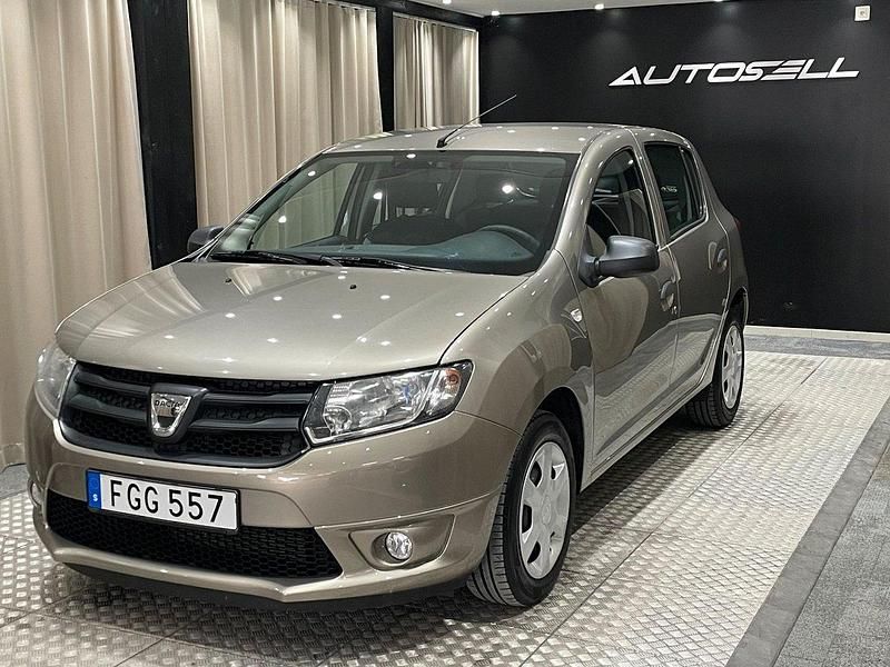 Ljusbrun Begagnad 2014 Dacia Sandero Halvkombi | 64 900 kr (Marknadspris) - Bild 1/4