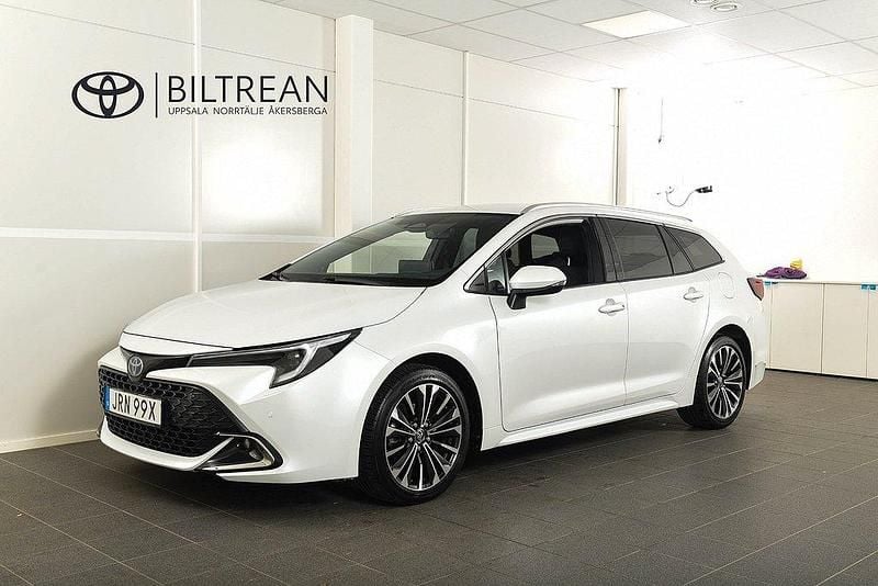 Vit Begagnad 2023 Toyota Corolla Style Kombi | 299 900 kr (Marknadspris) - Bild 1/4