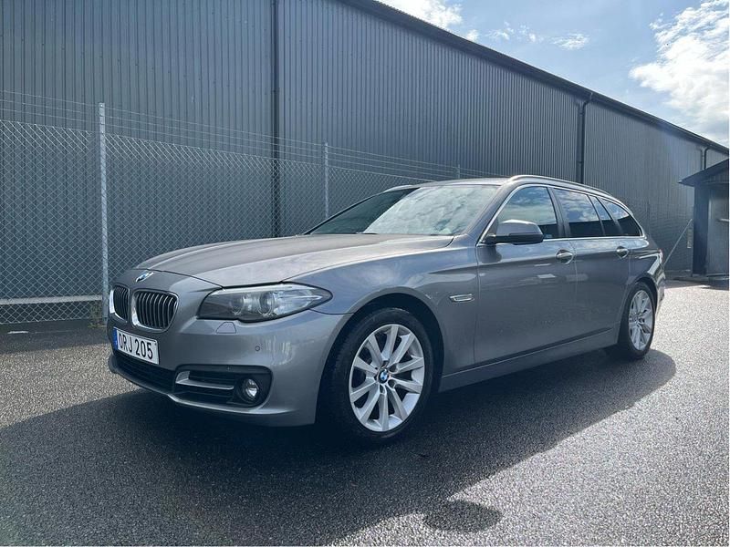 Grå Begagnad 2014 BMW 520 Kombi | 149 000 kr (Marknadspris) - Bild 1/4