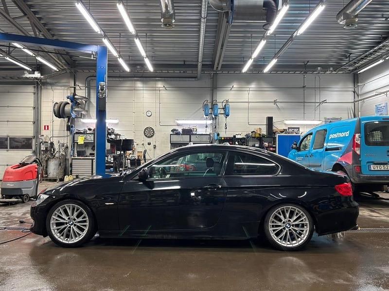 Begagnad BMW 320 184 HK (135 kW) 2012 Svart mettalic Sportkupé