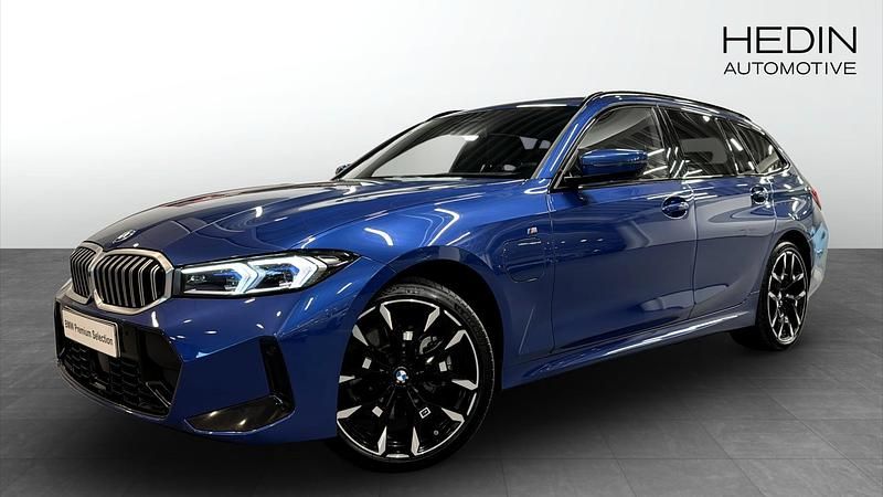 Blå (blue) Begagnad 2024 BMW 330e M Sport Kombi | 578 700 kr - Bild 1/4
