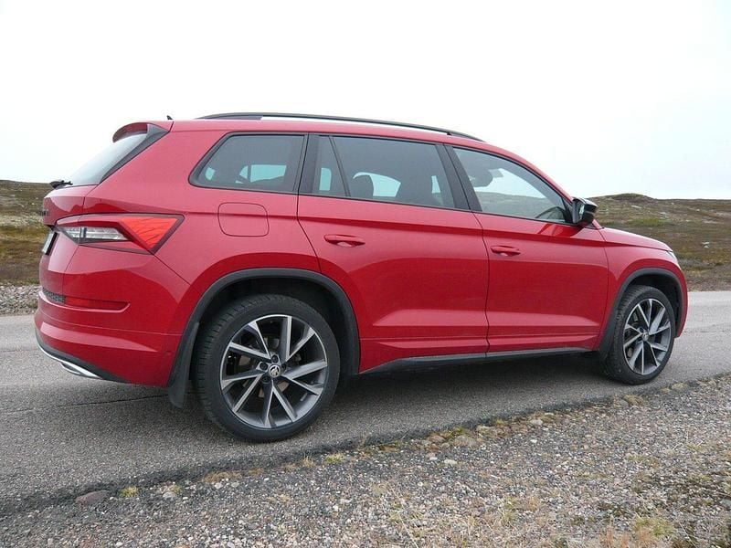 Röd Begagnad 2021 Skoda Kodiaq SportLine SUV | 365 000 kr (Marknadspris) - Bild 1/4
