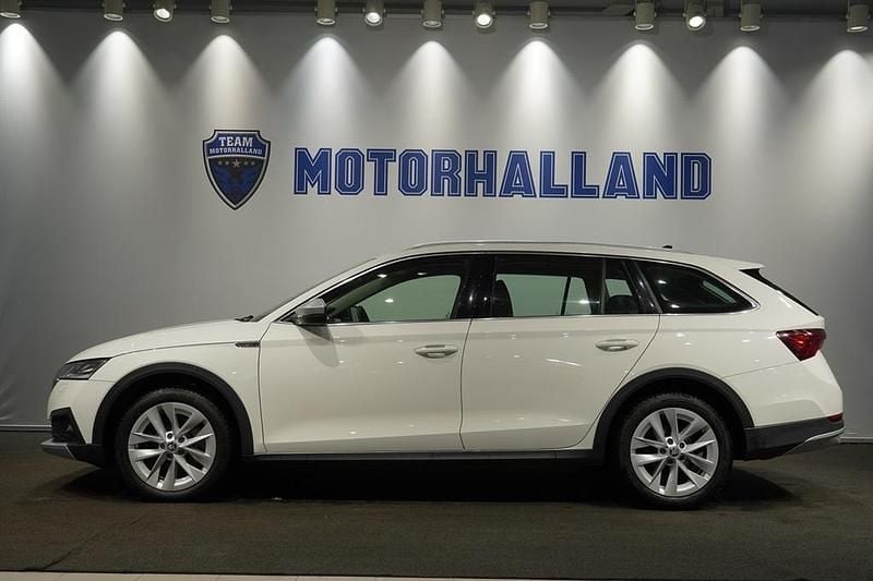 Vit Begagnad 2022 Skoda Octavia Scout Kombi | 324 900 kr (Marknadspris) - Bild 1/4