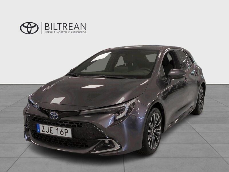 Mörkgrå (gråmetallic) Begagnad 2023 Toyota Corolla Hybrid Plus Halvkombi | 294 000 kr (Marknadspris) - Bild 1/4