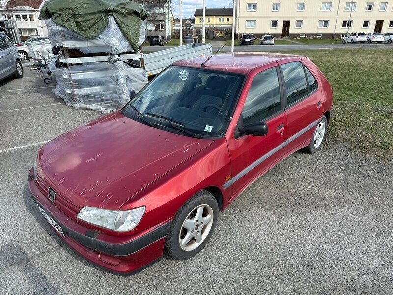 Mörkröd Begagnad 1995 Peugeot 306 Halvkombi | 38 000 kr - Bild 1/4
