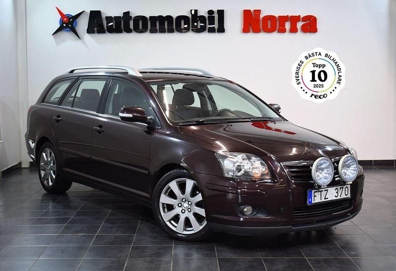 Mörkröd Begagnad 2007 Toyota Avensis Kombi | 64 900 kr (Lite dyr) - Bild 1/3