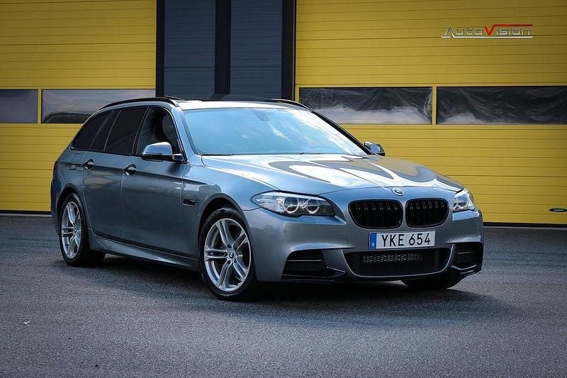 Grå Begagnad 2017 BMW 520 M Sport Kombi | 244 990 kr (Lite dyr) - Bild 1/4