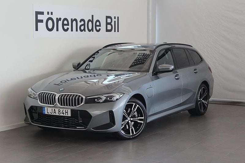 Grå Begagnad 2024 BMW 330e M Sport Kombi | 449 000 kr (Bra pris) - Bild 1/4