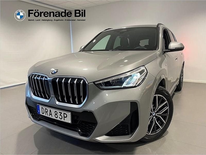 Grå Begagnad 2025 BMW X1 M Sport SUV | 429 000 kr (Marknadspris) - Bild 1/4
