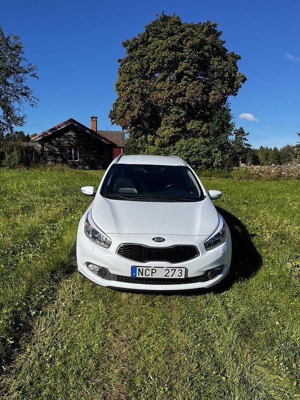 Vit Begagnad 2013 Kia Ceed Sportswagon Comfort Kombi | 72 000 kr (Marknadspris) - Bild 1/4