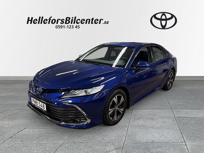Blå Begagnad 2023 Toyota Camry Hybrid Sedan | 368 500 kr (Marknadspris) - Bild 1/4
