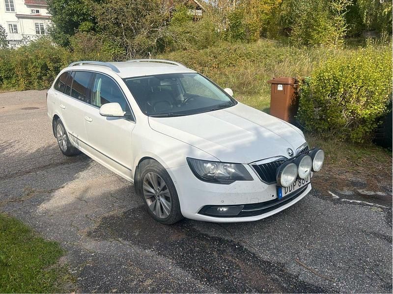 Vit Begagnad 2014 Skoda Superb Elegance Kombi | 80 000 kr (Marknadspris) - Bild 1/1