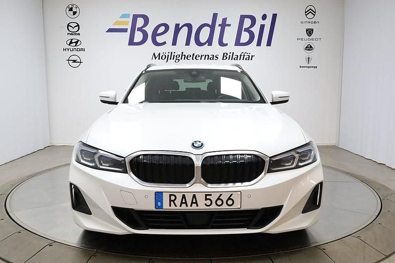 Begagnad BMW 330e Shadowline 292 HK (214 kW) 2022 Mineralvit metallic Kombi