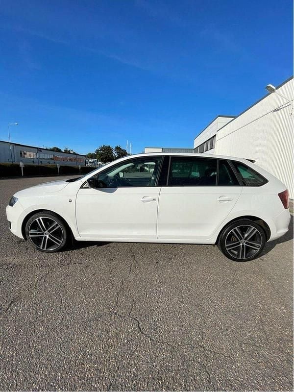 Vit Begagnad 2015 Skoda Rapid Style Halvkombi | 99 900 kr (Bra pris) - Bild 1/4