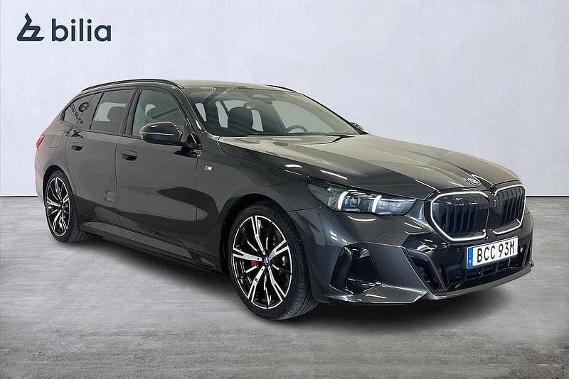 Grå Begagnad 2025 BMW 530e M Sport Kombi | 699 000 kr (Marknadspris) - Bild 1/4