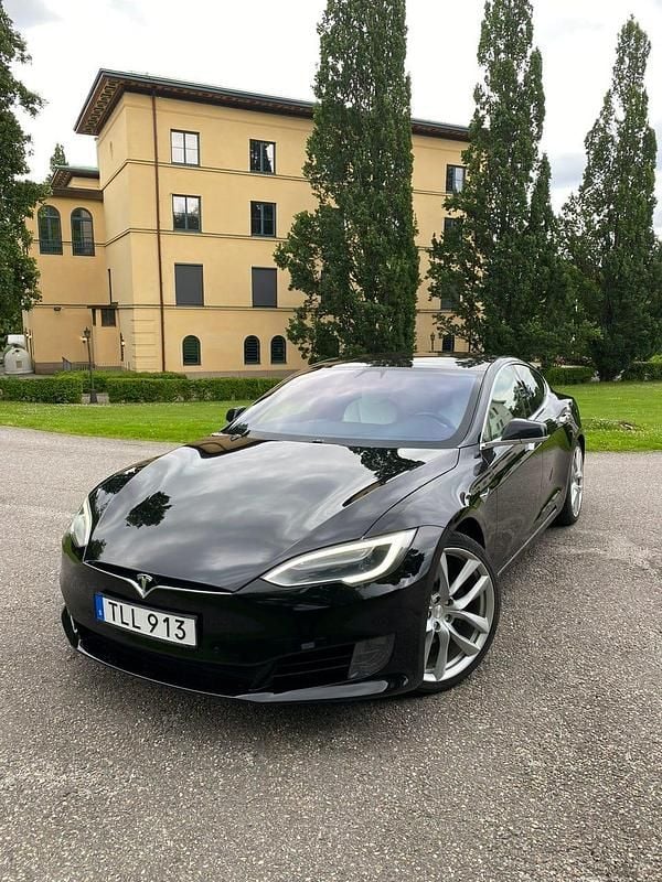 Begagnad Tesla Model S 284 kW (387 HK) 2017 Solid svart Halvkombi