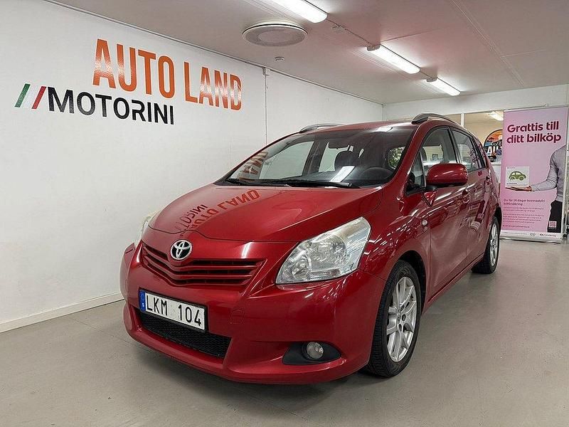 Mörkröd (röd) Begagnad 2011 Toyota Verso Minibuss | 64 900 kr - Bild 1/4
