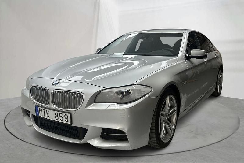 Ljusgrå Begagnad 2012 BMW M550 M Sport Sedan | 206 000 kr (Bra pris) - Bild 1/4