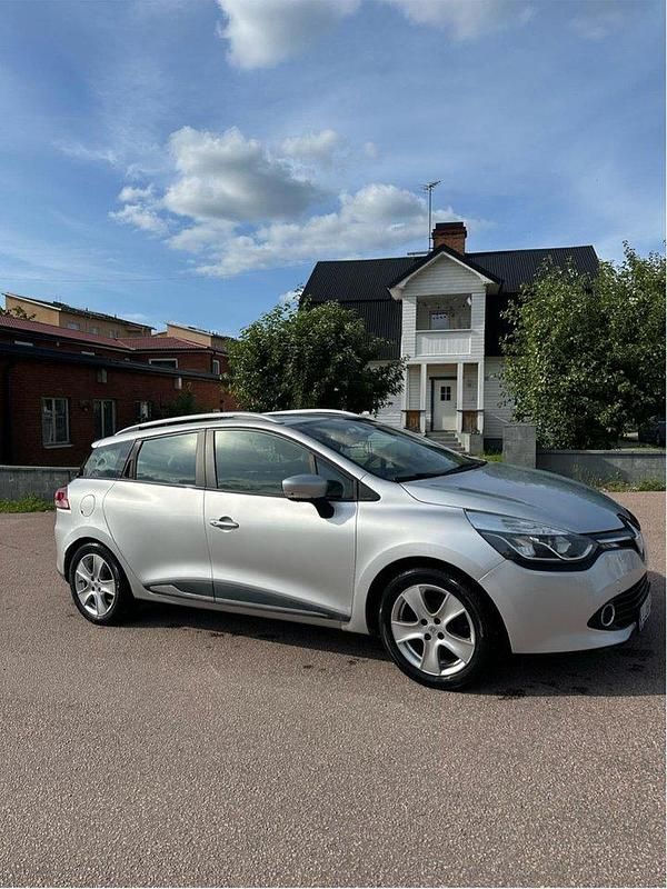 Silver Begagnad 2016 Renault Clio GrandTour Dynamique Kombi | 47 500 kr (Marknadspris) - Bild 1/4