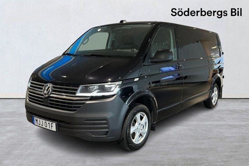 Svart (deep black pärleffekt) Begagnad 2023 VW T6.1 Van | 379 500 kr - Bild 1/4