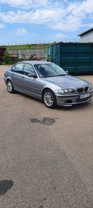 Grå Begagnad 2005 BMW 320 M Sport Sedan | 20 000 kr (Superpris) - Bild 1/4