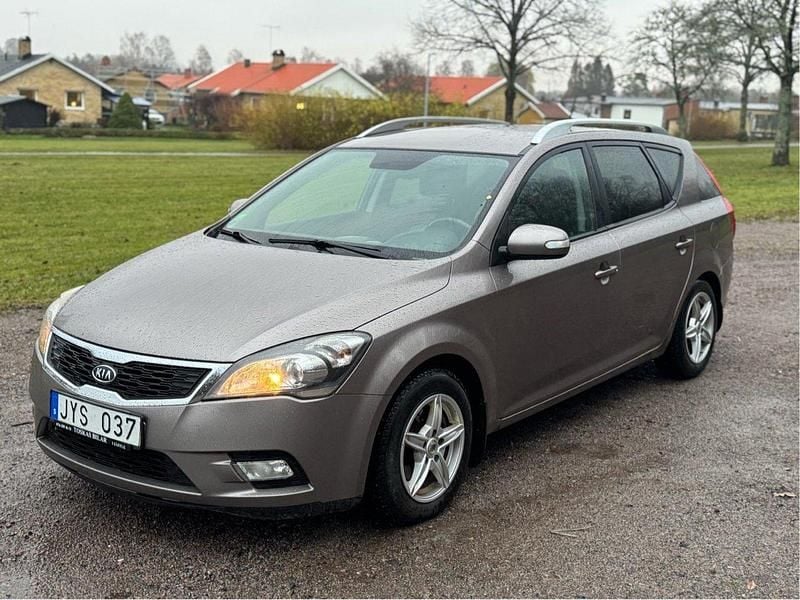 Grå Begagnad 2010 Kia Ceed Sportswagon EX Kombi | 21 500 kr (Marknadspris) - Bild 1/4