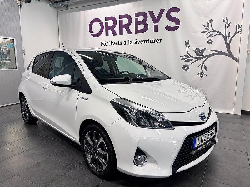 Vit Begagnad 2014 Toyota Yaris Hybrid Edition Halvkombi | 119 900 kr (Bra pris) - Bild 1/4