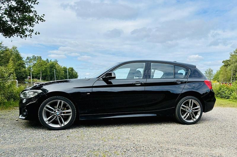 Svart Begagnad 2018 BMW 120 M Sport Halvkombi | 184 900 kr (Marknadspris) - Bild 1/4