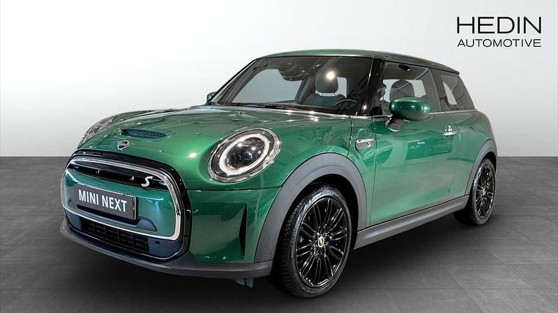 Grön (green) Begagnad 2022 Mini Cooper SE Halvkombi | 208 700 kr (Marknadspris) - Bild 1/4