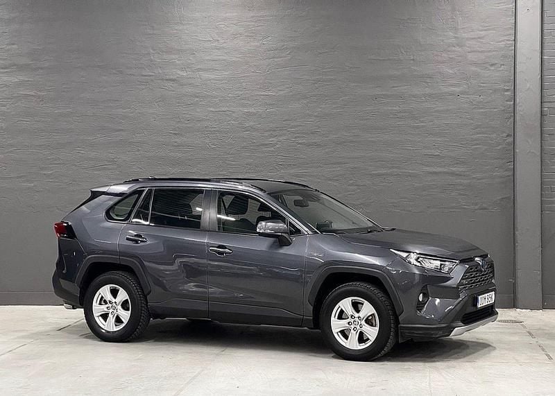 Mörkgrå (grå) Begagnad 2020 Toyota RAV4 Hybrid Active SUV | 359 900 kr (Marknadspris) - Bild 1/4