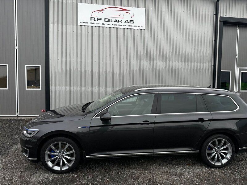 Mörkgrå Begagnad 2017 VW Passat GTE Kombi | 185 000 kr (Marknadspris) - Bild 1/4