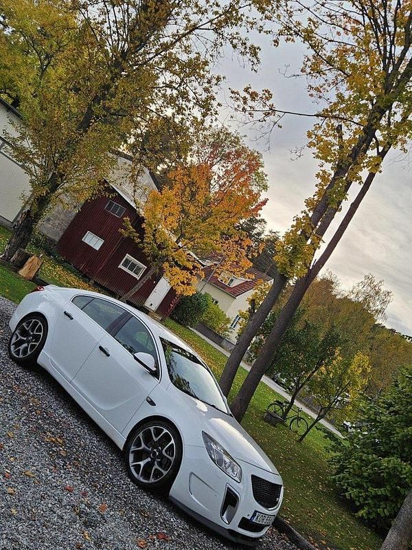 Vit Begagnad 2010 Opel Insignia OPC Halvkombi | 100 000 kr (Marknadspris) - Bild 1/4