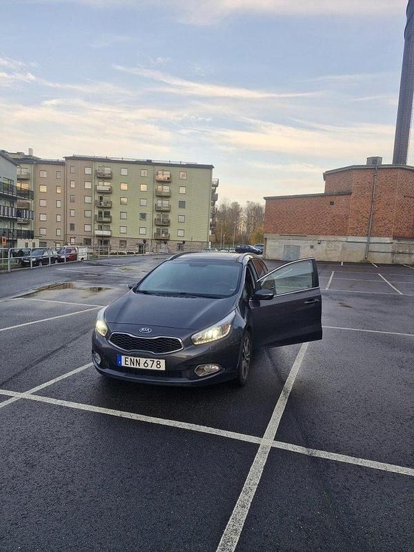 Grå Begagnad 2015 Kia Ceed Sportswagon Comfort Kombi | 75 000 kr (Bra pris) - Bild 1/4