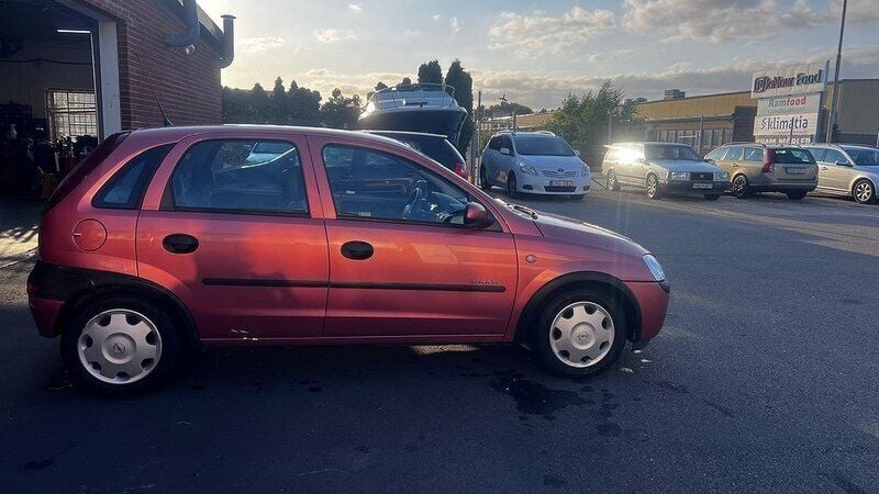 Begagnad Opel Corsa 75 HK (55 kW) 2000 Röd Halvkombi