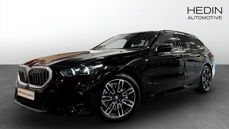 Begagnad 2025 BMW 530e M Sport Kombi | 638 700 kr - Bild 1/4