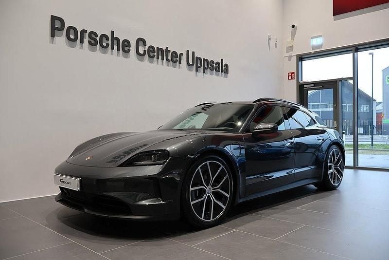Grå Ny 2025 Porsche Taycan Sport Turismo Kombi | 1 308 320 kr - Bild 1/4