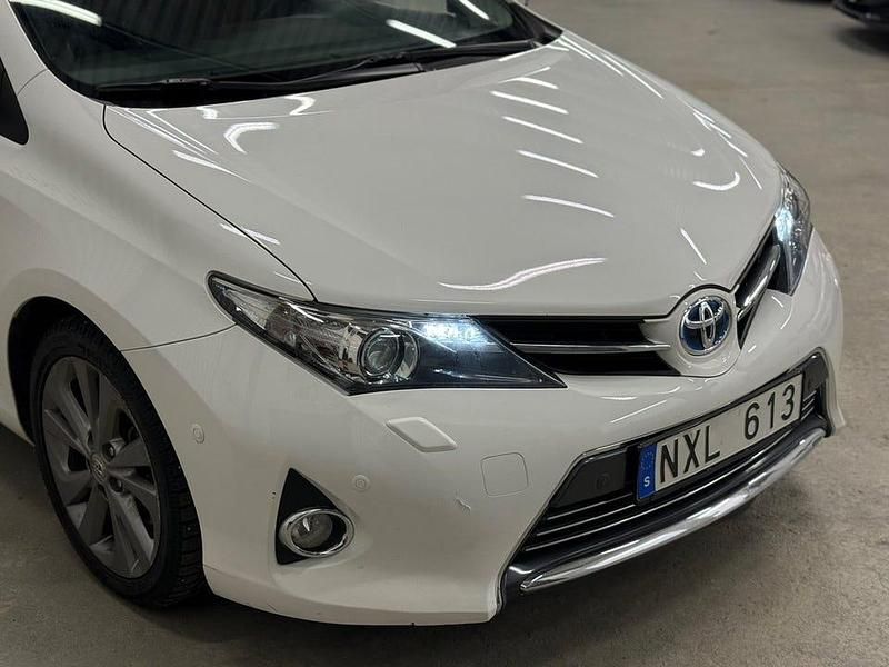 Begagnad Toyota Auris Hybrid Executive 136 HK (100 kW) 2013 Vit