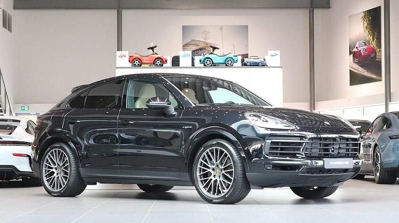 Svart Begagnad 2022 Porsche Cayenne SUV | 749 000 kr (Marknadspris) - Bild 1/4