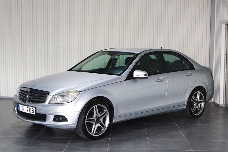 Silver Begagnad 2008 Mercedes C180 Classic Sedan | 79 900 kr (Marknadspris) - Bild 1/4