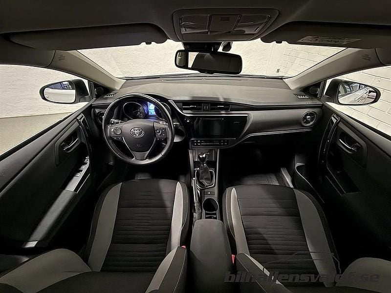 Begagnad Toyota Auris Active 116 HK (85 kW) 2016 Pure white Halvkombi