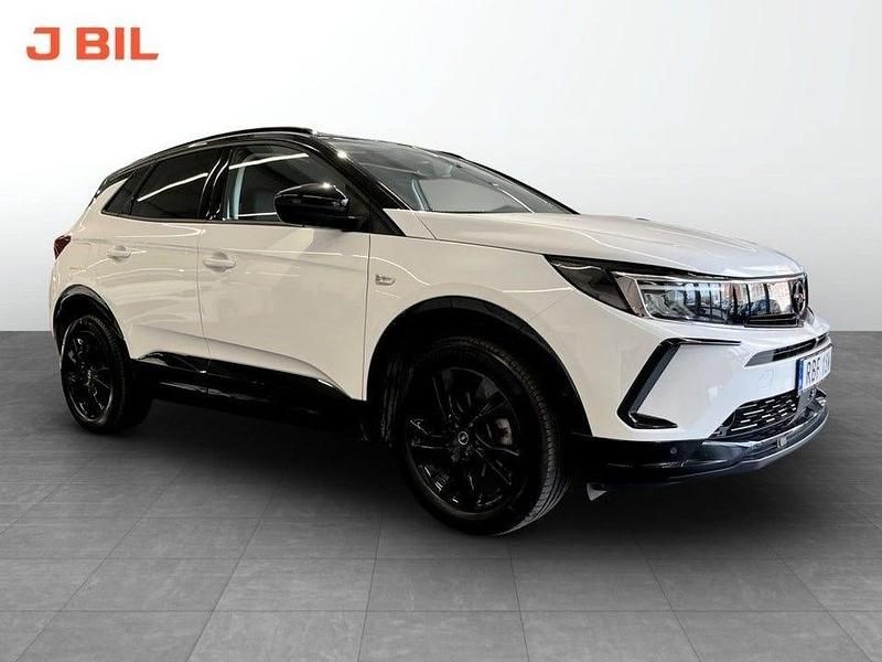 Vit Begagnad 2024 Opel Grandland X SUV | 259 900 kr (Marknadspris) - Bild 1/4