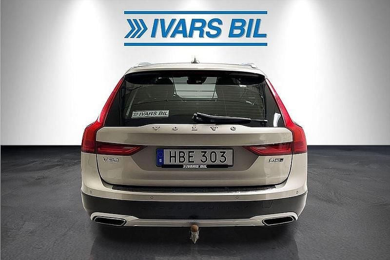 Begagnad Volvo V90 CC Momentum 235 HK (172 kW) 2018 Brun Kombi