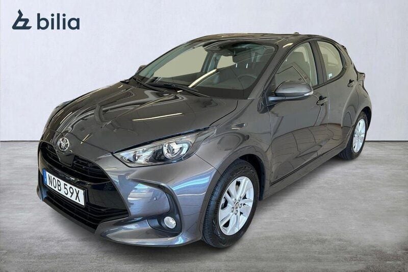 Mörkgrå (grå) Begagnad 2024 Toyota Yaris Hybrid Active Halvkombi | 249 900 kr (Marknadspris) - Bild 1/4
