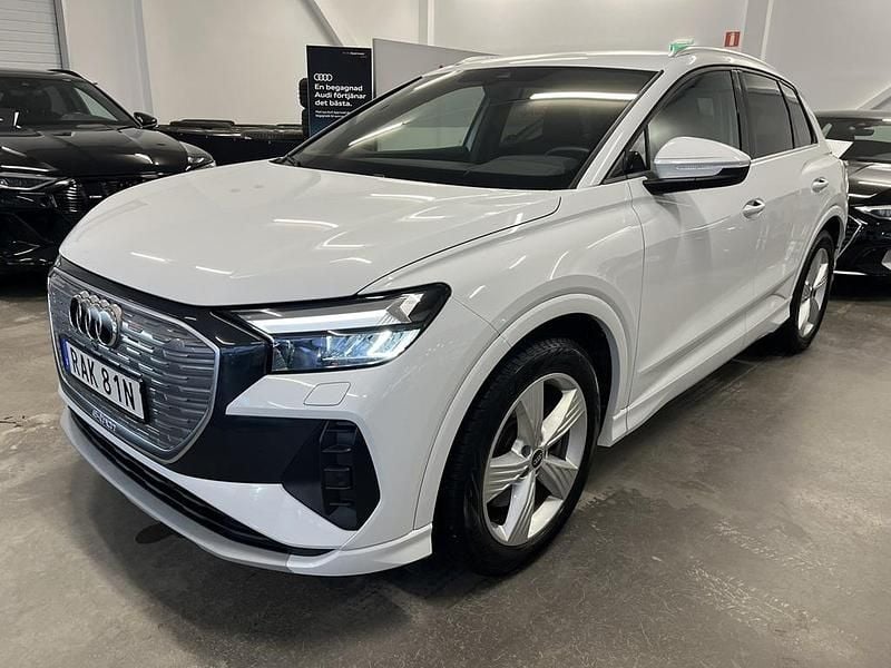 Glaciärvit metallic Begagnad 2023 Audi Q4 e-tron Proline SUV | 519 500 kr - Bild 1/4