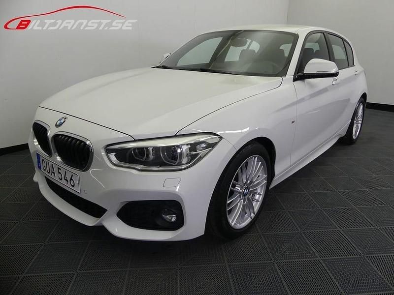 Vit Begagnad 2017 BMW 116 Shadowline Halvkombi | 149 900 kr (Bra pris) - Bild 1/4