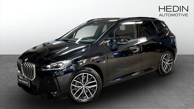 Svart (black) Begagnad 2024 BMW 225 M Sport Halvkombi | 428 700 kr (Marknadspris) - Bild 1/4
